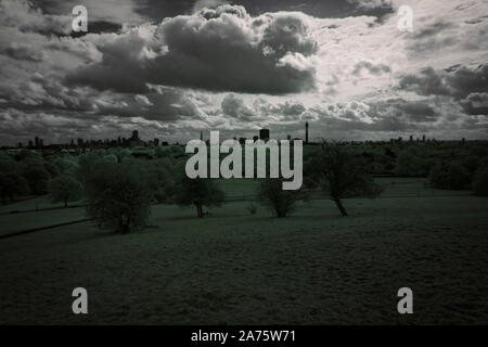 Immagine a infrarossi - vista da Primrose Hill alla city di Londra - Inghilterra - UK Foto Stock