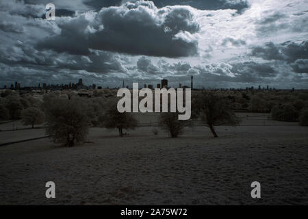 Immagine a infrarossi - vista da Primrose Hill alla city di Londra - Inghilterra - UK Foto Stock