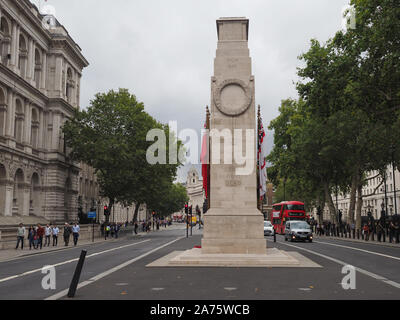 LONDON, Regno Unito - CIRCA NEL SETTEMBRE 2019: Il cenotafio memoriale di guerra per commemorare i morti di tutte le guerre Foto Stock