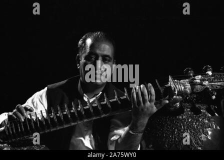 Ravi Shankar giocando il sitar presso la registrazione TV a Stoccolma 1960 foto: Bo Arrhed Foto Stock