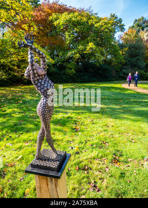 La gente camminare nel paesaggio reale, Savill Gadens, Surrey, England, Regno Unito, GB. Foto Stock