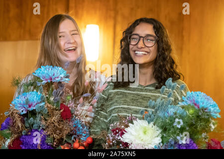 Il 30 ottobre 2019, il Land della Baviera, Norimberga: il neo eletto Norimberga Cristo Bambino, Benigna Munsi (r), riceve i fiori dal suo predecessore Rebecca Ammon dopo l annuncio del risultato delle elezioni. Il 17-anno-vecchio è stato votato il nuovo Cristo Bambino per due anni da una giuria composta da un totale di sei candidati. Questo apre tradizionalmente la Nuremberg Christkindlesmarkt. Durante l'avvento del Cristo Bambino è il più importante rappresentante della città e del suo tradizionale mercato di Natale. Foto: Daniel Karmann/dpa Foto Stock