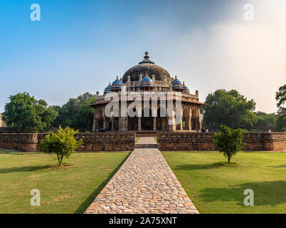 Isa Khan's tomba , una tomba ottagonale noto per il suo giardino sommerso è stato costruito per un nobile in la tomba di Humayun complesso. Foto Stock