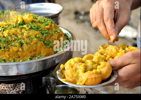 Mumbai, Maharashtra, India, Sud-est asiatico - Feb..2, 2012 : Indian Fast Food, venditore ambulante preparazione Ragda puri di Bombay. Foto Stock