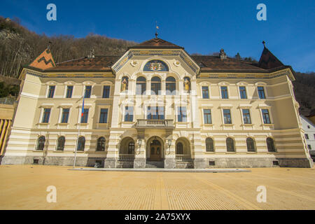 Il palazzo del parlamento del Liechtenstein si trova sulla strada principale della capitale - Vaduz Foto Stock