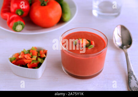 Il Gazpacho andaluso, Spagnolo minestra di pomodoro realizzato dal fatto di materie Mescolate le verdure e perfetto per la calda estate. Un sano cibo crudo sfondo Foto Stock