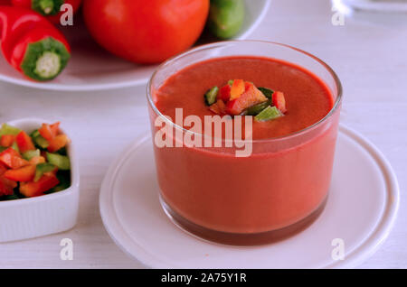 Il Gazpacho andaluso, Spagnolo minestra di pomodoro realizzato dal fatto di materie Mescolate le verdure e perfetto per la calda estate. Un sano cibo crudo sfondo Foto Stock