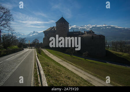 Vaduz Castle - castello medievale che si trova su una collina sopra Vaduz la città capitale del Liechtenstein. Foto Stock