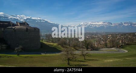 Vaduz Castle - castello medievale che si trova su una collina sopra Vaduz la città capitale del Liechtenstein. Foto Stock