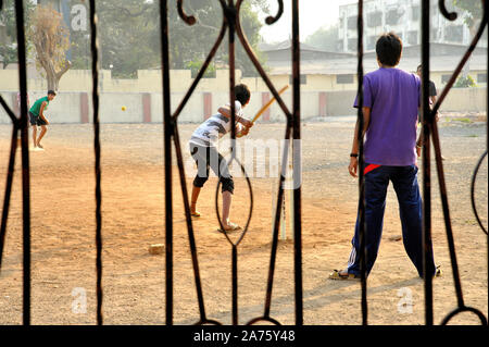 Mumbai, Maharashtra, India, Sud-est asiatico - Feb..2, 2012 : Indian's gioco preferito Rural ragazzi giocare a cricket in terreno aperto a Mumbai Foto Stock