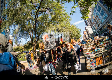 Gli attivisti si riuniscono e marzo da Union Square a New York Sabato, Ottobre 19, 2019 per protestare contro le azioni multiple da Trump/Pence amministrazione e chiamando per l impeachment. (© Richard B. Levine) Foto Stock