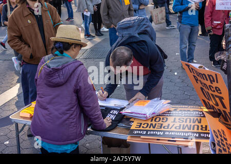 La presentazione e la firma di una petizione in Union Square a New York Sabato, Ottobre 19, 2019 durante la protesta contro le azioni multiple da Trump/Pence amministrazione e chiede di impeachment. (© Richard B. Levine) Foto Stock