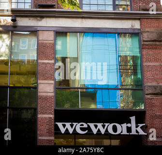 Segni annunciano la posizione di un WeWork co-spazio di lavoro posizione nel cuore di Manhattan a New York Sabato, 19 ottobre 2019. (© Richard B. Levine) Foto Stock