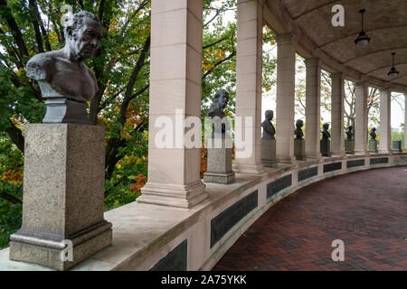 La Hall of Fame per grandi americani, situato nel Bronx Community College in New York borough del Bronx Domenica, 20 ottobre 2019. Dedicato nel 1901 i 630 piedi lungo Colonnade dispone di busti di 96 grandi americani. Progettato da Stanford White il campus era originariamente parte della Università di New York fino al 1973 quando la NYU ha venduto il campus di CUNY. Ora BCC è responsabile per la gestione amministrativa fo il punto di riferimento. (© Richard B. Levine) Foto Stock