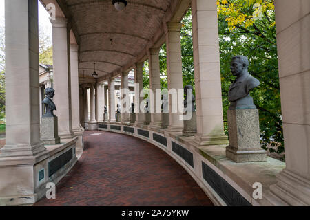 La Hall of Fame per grandi americani, situato nel Bronx Community College in New York borough del Bronx Domenica, 20 ottobre 2019. Dedicato nel 1901 i 630 piedi lungo Colonnade dispone di busti di 96 grandi americani. Progettato da Stanford White il campus era originariamente parte della Università di New York fino al 1973 quando la NYU ha venduto il campus di CUNY. Ora BCC è responsabile per la gestione amministrativa fo il punto di riferimento. (© Richard B. Levine) Foto Stock