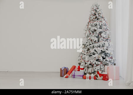 White Christmas tree in konaté con calza-insaccatrici Foto Stock