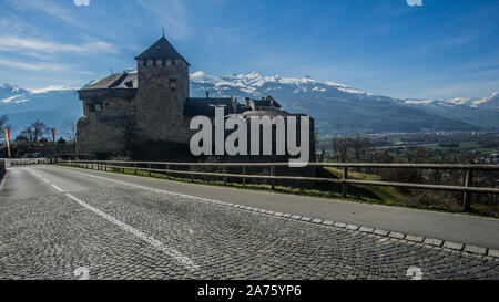 Vaduz Castle - castello medievale che si trova su una collina sopra Vaduz la città capitale del Liechtenstein. Foto Stock