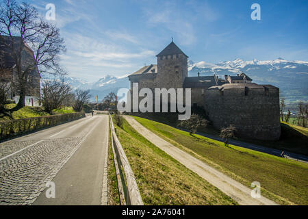 Vaduz Castle - castello medievale che si trova su una collina sopra Vaduz la città capitale del Liechtenstein. Foto Stock