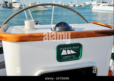 Volante e console di navigazione della goletta America 2.0 prima del tramonto e salpare Key West, Florida Keys, Florida, Stati Uniti d'America Foto Stock