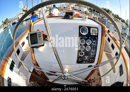 Volante e console di navigazione della goletta America 2.0 prima del tramonto e salpare Key West, Florida Keys, Florida, Stati Uniti d'America Foto Stock