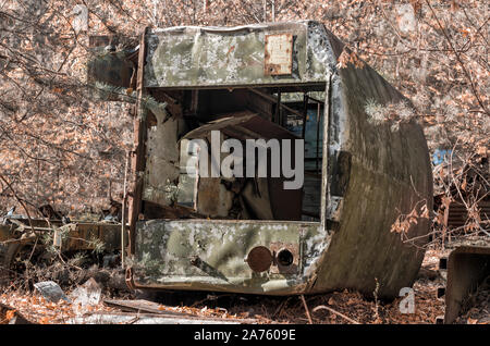 Rotto army truck nella foresta di Chernobyl in Ucraina Foto Stock