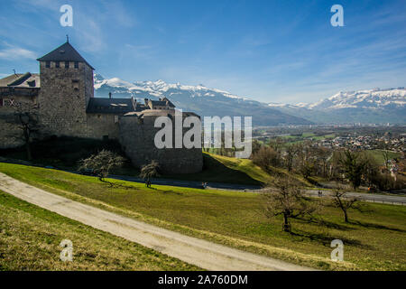 Vaduz Castle - castello medievale che si trova su una collina sopra Vaduz la città capitale del Liechtenstein. Foto Stock