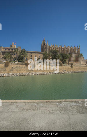 La bellissima Catedral-Basílica de Santa María de Mallorca chiesa a Palma de Mallorca in una giornata di sole. Foto Stock