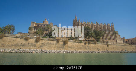 La bellissima Catedral-Basílica de Santa María de Mallorca chiesa a Palma de Mallorca in una giornata di sole. Foto Stock