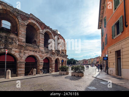 Verona anfiteatro, la terza più grande al mondo, tempo di giorno. Foto Stock