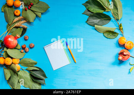 Autunno frutta, melograno su sfondo blu Foto Stock