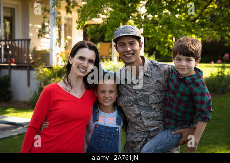 Ritratto di soldato con la famiglia Foto Stock