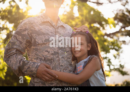 Soldato con la figlia Foto Stock