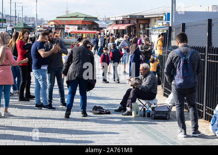 Istanbul, Turchia - Ottobre-6,2019: Artista Musica su strada. (Baglama saz) è utilizzando lo strumento musicale. Foto Stock