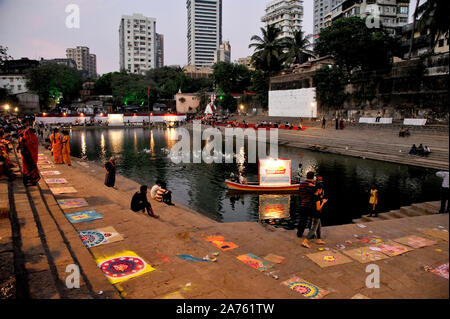 Mumbai, India, Banganga o Banganga Tank è un antico serbatoio d'acqua che fa parte del Walkeshwar Temple Complex nella zona di Malabar Hill di Mumbai. Foto Stock