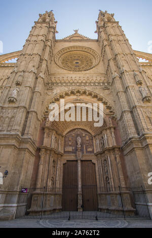 La bellissima Catedral-Basílica de Santa María de Mallorca chiesa a Palma de Mallorca in una giornata di sole. Foto Stock