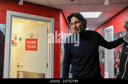 Crawley head coach Gabriele Cioffi arriva per la Coppa Carabao quarto round match tra città di Crawley e Colchester Regno al popolo della Pension Stadium , Crawley , 29 ottobre 2019 - solo uso editoriale. No merchandising. Per le immagini di calcio FA e Premier League restrizioni si applicano inc. no internet/utilizzo mobile senza licenza FAPL - per i dettagli contatti Football Dataco Foto Stock