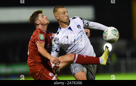 Josh Doherty di Crawley (sinistra) aggancia la palla lontano da Luca Norris di Colchester durante la Coppa Carabao quarto round match tra città di Crawley e Colchester Regno al popolo della Pension Stadium , Crawley , 29 ottobre 2019 - solo uso editoriale. No merchandising. Per le immagini di calcio FA e Premier League restrizioni si applicano inc. no internet/utilizzo mobile senza licenza FAPL - per i dettagli contatti Football Dataco Foto Stock