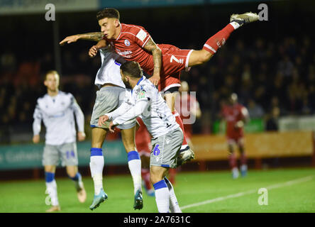 Reece Grego-Cox di Crawley ottiene airborne durante la Coppa Carabao quarto round match tra città di Crawley e Colchester Regno al popolo della Pension Stadium , Crawley , 29 ottobre 2019 solo uso editoriale. No merchandising. Per le immagini di calcio FA e Premier League restrizioni si applicano inc. no internet/utilizzo mobile senza licenza FAPL - per i dettagli contatti Football Dataco : credito Simon Dack Foto Stock