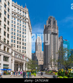 L'inizio del Magnifico miglio fuori il Wrigley Building e guardando verso le tribune Tower, N Michigan Avenue, Chicago, Illinois, Stati Uniti d'America Foto Stock