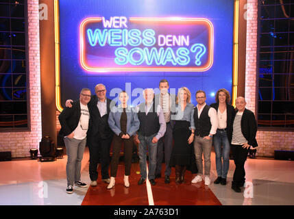 Amburgo, Germania. 30 ott 2019. Elton (l-r), il presentatore TV, Harald Krassnitzer, attore, Emilia Schüle, attrice, Dieter Hallervorden, attore Kai Pflaume, il presentatore TV, Maria Furtwängler, attrice, Ralf Schmitz, comico, Adele Neuhauser, attrice e Bernhard Hoëcker, comico, stand insieme a scattare una foto per il cinquecentesimo episodio della ARD quiz show "Wer weiß denn SOA?". Credito: Daniel Bockwoldt/dpa/Alamy Live News Foto Stock