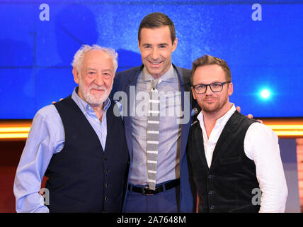 Amburgo, Germania. 30 ott 2019. Dieter Hallervorden (l-r), attore Kai Pflaume, il presentatore TV, e Ralf Schmitz, comico, stand insieme a scattare una foto per il cinquecentesimo episodio della ARD quiz show "Wer weiß denn SOA?". Credito: Daniel Bockwoldt/dpa/Alamy Live News Foto Stock