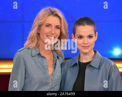 Amburgo, Germania. 30 ott 2019. Le attrici Maria Furtwängler (l) ed Emilia Schüle stare insieme a scattare una foto per il cinquecentesimo episodio della ARD quiz show "Wer weiß denn sowas?". Credito: Daniel Bockwoldt/dpa/Alamy Live News Foto Stock