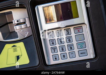 Il PIN pad sul moderno misuratore di parcheggio su sfondo sfocato delle strade della città Foto Stock