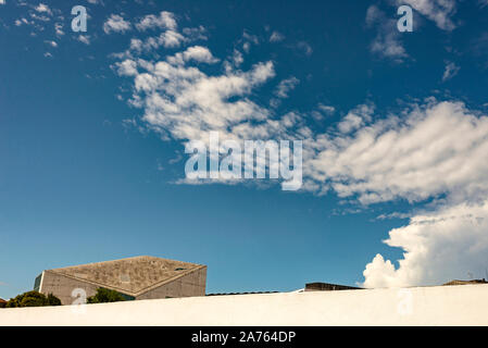 Cielo blu con nuvole strano Foto Stock