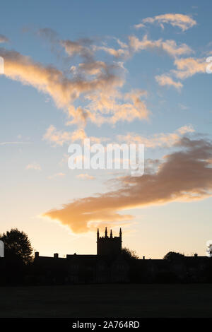 St Edward's Chiesa in Stow on the Wold di sunrise in autunno. Silhouette. Stow on the Wold, Cotswolds, Gloucestershire, Inghilterra Foto Stock