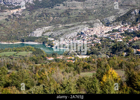 Il borgo di Barrea e il lago di Barrea in Abruzzo, Italia Foto Stock