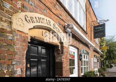 Facciata della ex Dr Challoner della scuola di grammatica datata 1624 in Amersham Città Vecchia, Buckinghamshire, UK Foto Stock