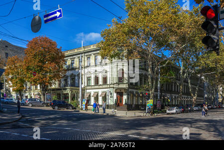 Odessa, Ucraina - 10.14.2019. Pushkinskaya street a Odessa, Ucraina, su una soleggiata giornata autunnale Foto Stock