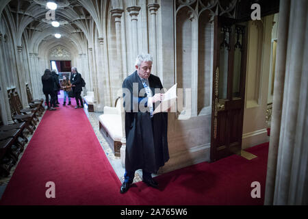 È sotto embargo per 0001 giovedì 31 ottobre non sottoscritto in precedenza foto datata 12/03/19 Speaker della House of Commons, John Bercow andando attraverso la sua routine quotidiana di preparazione per presiedere la giornata di eventi nella camera della House of Commons. L'oratore ha servito dieci anni e intende candidarsi giù prima delle prossime elezioni. Foto Stock