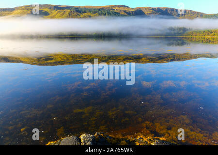 Una nebbiosa mattina colpo di basso nebbia sulle rive di Loch Teacuis, Morvern, Highlands scozzesi, Scozia Foto Stock